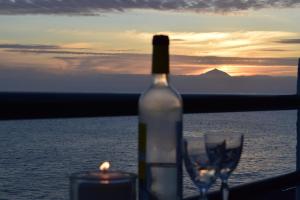 NORTH CLIFF APARTMENT *The Ocean Beneath your Feet*