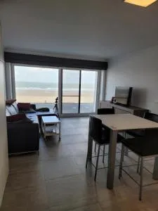 Studio 105 op zeedijk met frontaal zeezicht 1ste verdiep - Miami Wijk