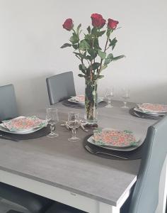 Cosy appartement dans une villa avec piscine, proche du centre et de la mer