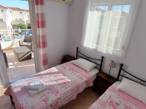 Phoebes Place At Kalamaki Court, 2 Bedroom Villa With A Shared Pool