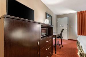 Standard King Room room in AIRE Hotel Lancaster Dutch Wonderland