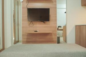 Lovely and Strategic Studio at Green Pramuka Apartment By Travelio