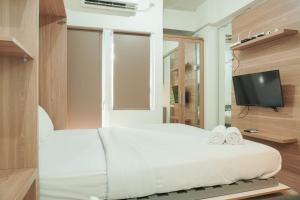 Lovely and Strategic Studio at Green Pramuka Apartment By Travelio