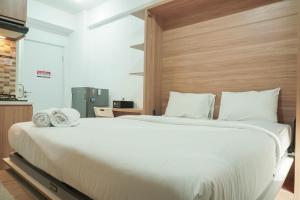 Lovely and Strategic Studio at Green Pramuka Apartment By Travelio