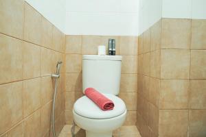 Lovely and Strategic Studio at Green Pramuka Apartment By Travelio