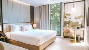 Deluxe Corner Suite room in The Quarter Ploenchit by UHG - SHA Extra Plus