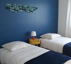 LOcéan à 100m via une venelle privée, la Ville Close à 500m, lArchipel des Glénan à lhorizon