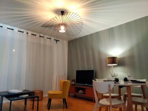 LOcéan à 100m via une venelle privée, la Ville Close à 500m, lArchipel des Glénan à lhorizon