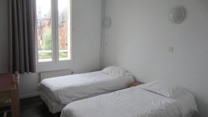 Maisons de vacances Centre de Vacances CPCV Normandie a 50 metres de la plage de Houlgate : photos des chambres