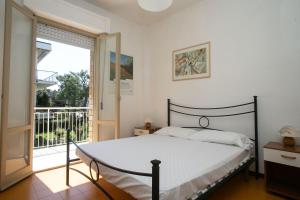 M027 - Marcelli, trilocale con terrazzo a 150 metri dal mare