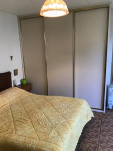 Hotels Hebergements a La Rive, Accueil ouvert tous les jours jusqu'a 20h00 dernier delai, depuis 30 ans ! Reserver ici svp ! Merci ! Aucun reglement a distance accepte, Paiement par CB, Especes, Cheque ou Cheques-Vacances imperativement a la remise des clefs ! : photos des chambres