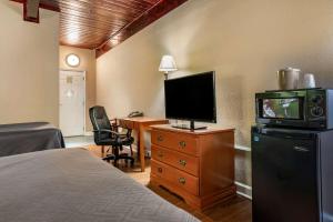 Double Room with Two Double Beds - Smoking room in Econo Lodge near university Tallahassee downtown