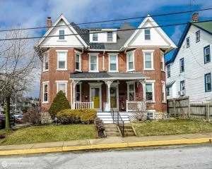 Quaint brick townhome in historic Kennett Square - ساحة كينيت