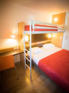 Hotels Premiere Classe Lisieux : Chambre Triple avec 1 Lit Simple et 1 Lit Double