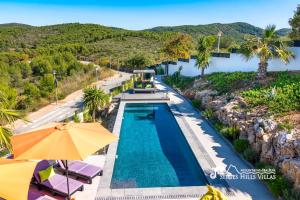Villa Rueda with Heated Pool Hot Tub and Great Views