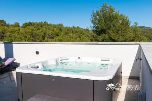 Villa Rueda with Heated Pool Hot Tub and Great Views