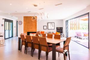 Villa Rueda with Heated Pool Hot Tub and Great Views
