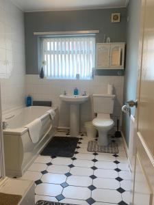 Be My Guest Liverpool - Ground Floor Apartment with Parking