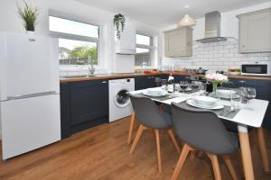 Orion House - sleeps 6, driveway, garden