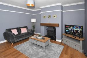 Orion House - sleeps 6, driveway, garden