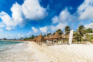 Luxury Condo with Gym & BEACH Club & PGA golf
