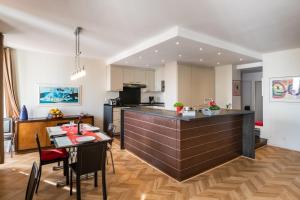 "Le Mirabeau" by EnjoyNice, spacious 2-bed with airco