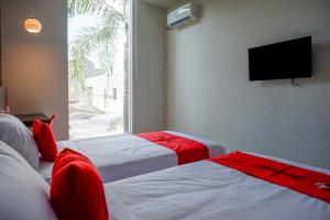 RedDoorz Plus near Solo Baru