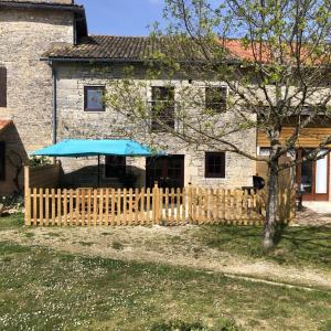 Maisons de vacances Blacksmiths Cottage in Blanzay - 3 beds : photos des chambres