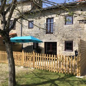 Maisons de vacances Blacksmiths Cottage in Blanzay - 3 beds : photos des chambres