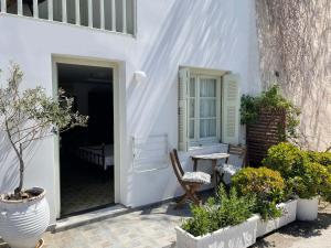 Aretis Milos Guesthouses