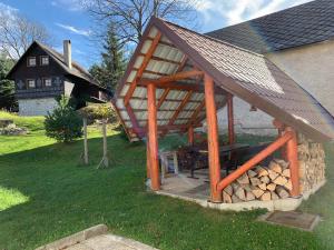 Chalupa Nad Lipou - Čičmany, turistika, sauna, krb