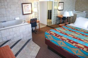 King Suite with Spa Bath - Non-Smoking room in The Classic Desert Aire Hotel