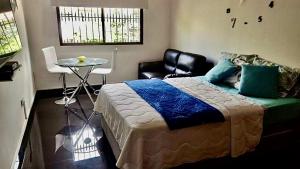 apartaestudio gran ubicacion y aire acondicionado