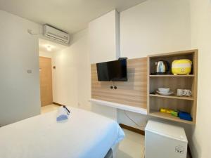 Smart Studio Room Semi Apartment at The Lodge Paskal near BINUS University By Travelio