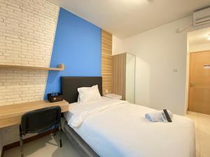 Smart Studio Room Semi Apartment at The Lodge Paskal near BINUS University By Travelio