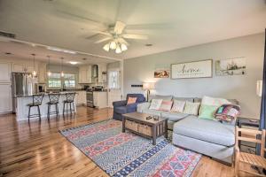 Family-Friendly Getaway with Fire Pit and 2 Kayaks!