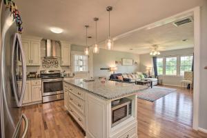 Family-Friendly Getaway with Fire Pit and 2 Kayaks!