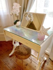 The Table House Close to Town & Beach Free parking