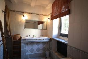 B&B / Chambres d'hotes Le Mas Fraissinet : Suite Lit Queen-Size avec Baignoire Spa