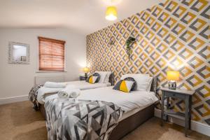 Spacious Contractor House for Large Groups - Private Parking