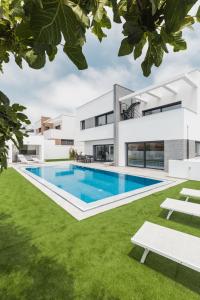 Chill House, luxury villa with jacuzzi and private swimming pool