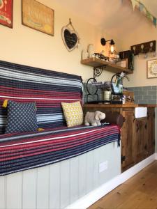 Shepherds Hut with Hot Tub