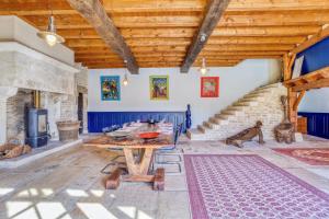 Maisons de vacances Maison de 4 chambres avec piscine privee jardin clos et wifi a Montignac Charente : photos des chambres