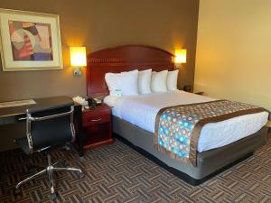 Queen Room with Roll-In Shower - Disability Access room in Best Western Pasadena Inn