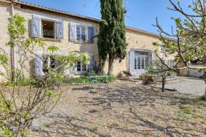 Maisons de vacances Maison de 4 chambres avec piscine privee jardin clos et wifi a Montignac Charente : photos des chambres