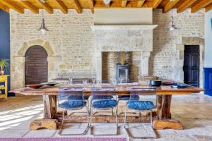 Maisons de vacances Maison de 4 chambres avec piscine privee jardin clos et wifi a Montignac Charente : photos des chambres