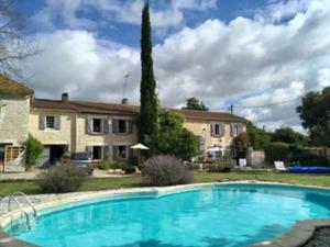 Maisons de vacances Maison de 4 chambres avec piscine privee jardin clos et wifi a Montignac Charente : photos des chambres