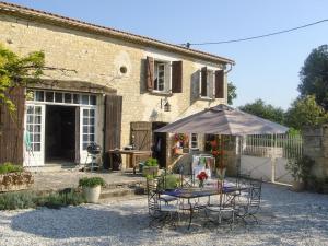 Maisons de vacances Maison de 4 chambres avec piscine privee jardin clos et wifi a Montignac Charente : photos des chambres