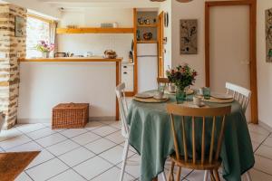 Maisons de vacances Gites du Bulz, en pleine foret proche de la mer : photos des chambres