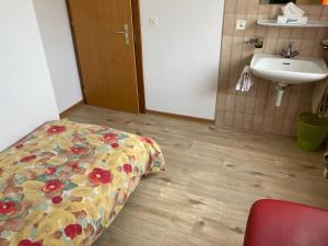 Standard Single Room with Shared Bathroom room in Hôtel du Gd-St-Bernard